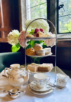 Dining - Lewtrenchard Manor (Okehampton)