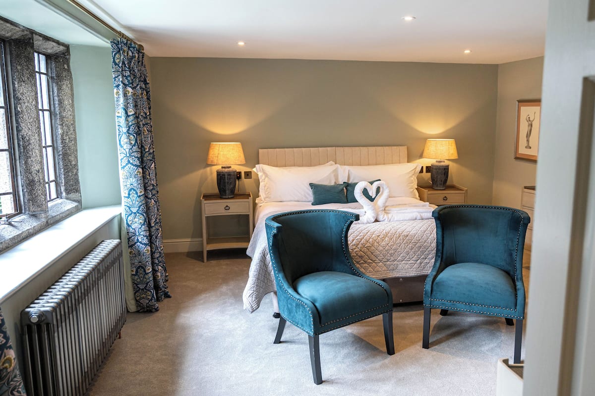 Superior Room | Premium bedding, desk, WiFi (free), bed sheets