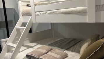 3 bedrooms, iron/ironing board, WiFi, bed sheets