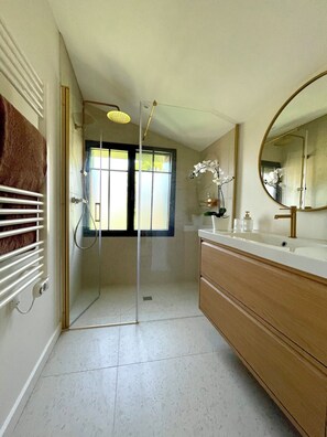 Douche, sĂšche-cheveux, serviettes fournies, papier toilette