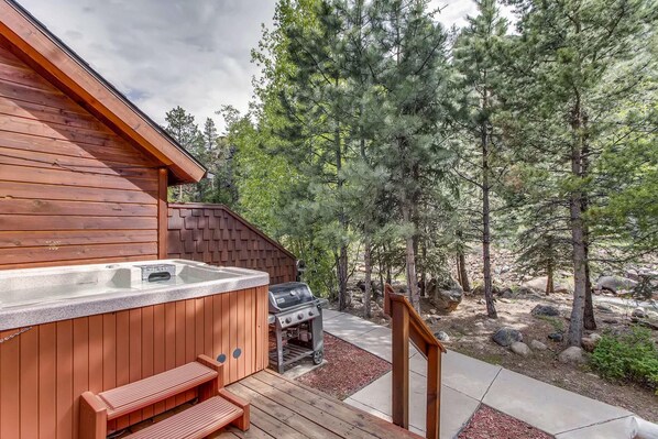 Appart'hôtel, plusieurs lits (Apartment) | Bain à remous extérieur