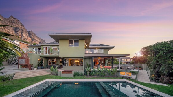 Outdoor pool - Spacious Kinvara Villa with AC, Gym, Pool & Mountain Views (Cape Town)
