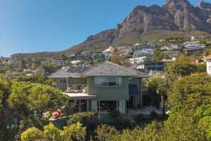 Exterior - Spacious Kinvara Villa with AC, Gym, Pool & Mountain Views (Cape Town)