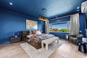 5 bedrooms, in-room safe, desk, iron/ironing board - Spacious Kinvara Villa with AC, Gym, Pool & Mountain Views (Cape Town)