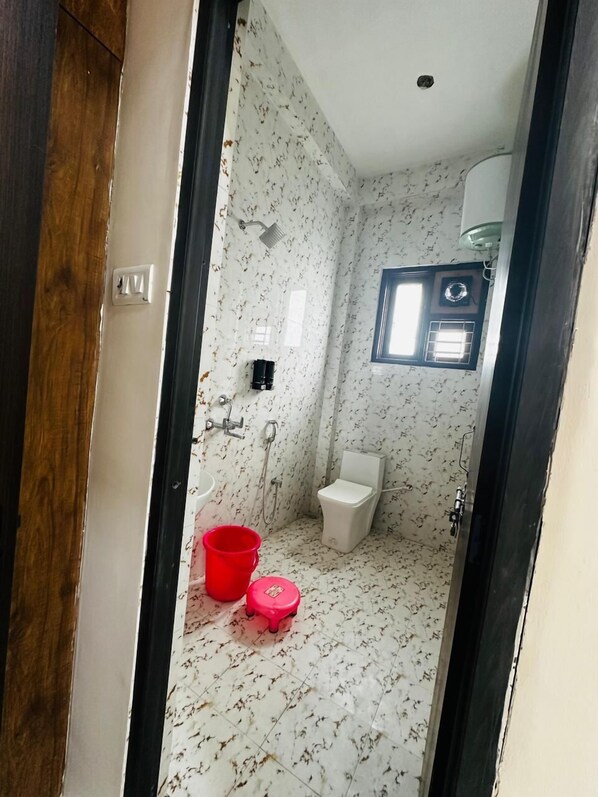 Un bagno con il water, doccia e lavandino.