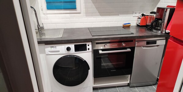 Køleskab, mikrobølgeovn, ovn, kogeplade