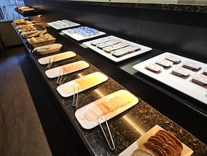 Café da manhã com buffet todos os dias mediante uma taxa