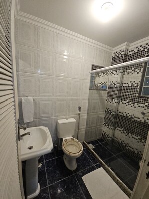 Comfort háromágyas szoba | Fürdőszoba | Zuhanyzó, törölközők, szappan és sampon