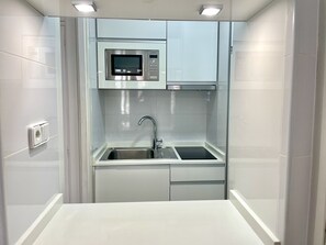 Kühlschrank, Mikrowelle, Wasserkocher mit Kaffee-/Teezubehör