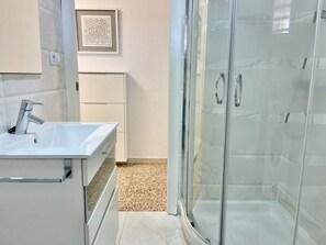 Douche, séchoir à cheveux, serviettes fournies