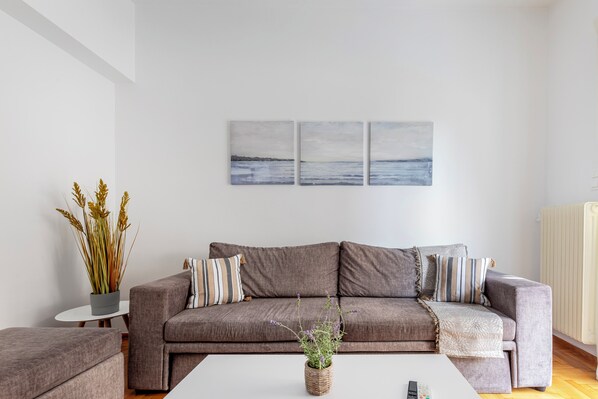 Appartement, 2 slaapkamers, keuken, uitzicht op de stad | Woonkamer | Een 43-inch smart-tv met digitale zenders en streamingdiensten