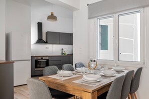Apartment, 2 Bedrooms, Kitchen, City View | Makan dalam bilik