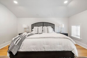 4 bedrooms, desk, iron/ironing board, free WiFi