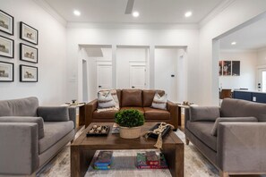 Smart TV - The Kentucky Keepsake Manor + Shuffleboard (Louisville)