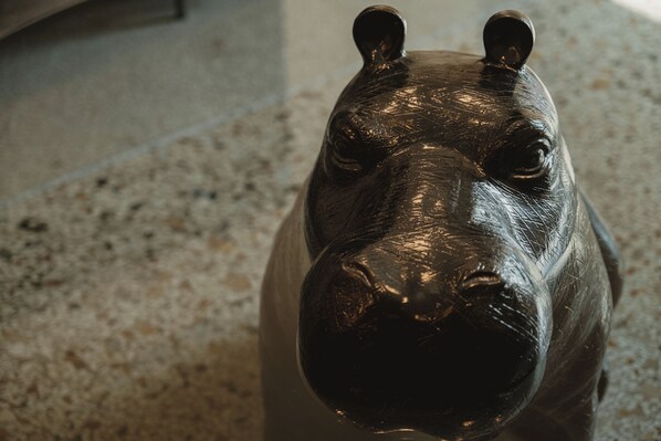 Een close-up van een stenen beeldhouwwerk van een hippopotamus.