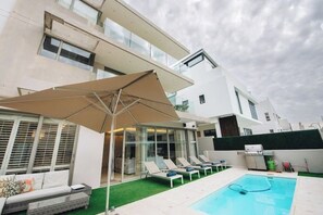 Una piscina al aire libre