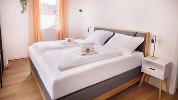 3 Schlafzimmer, Schreibtisch, Bügeleisen/Bügelbrett, Reisekinderbett