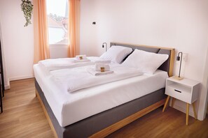 3 slaapkamers, een bureau, een strijkplank/strijkijzer, reisbedje