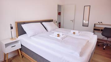 3 bedrooms, desk, iron/ironing board, travel crib