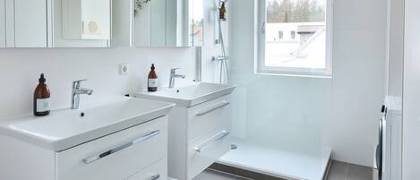 Ducha, secador de pelo, toallas y jabón