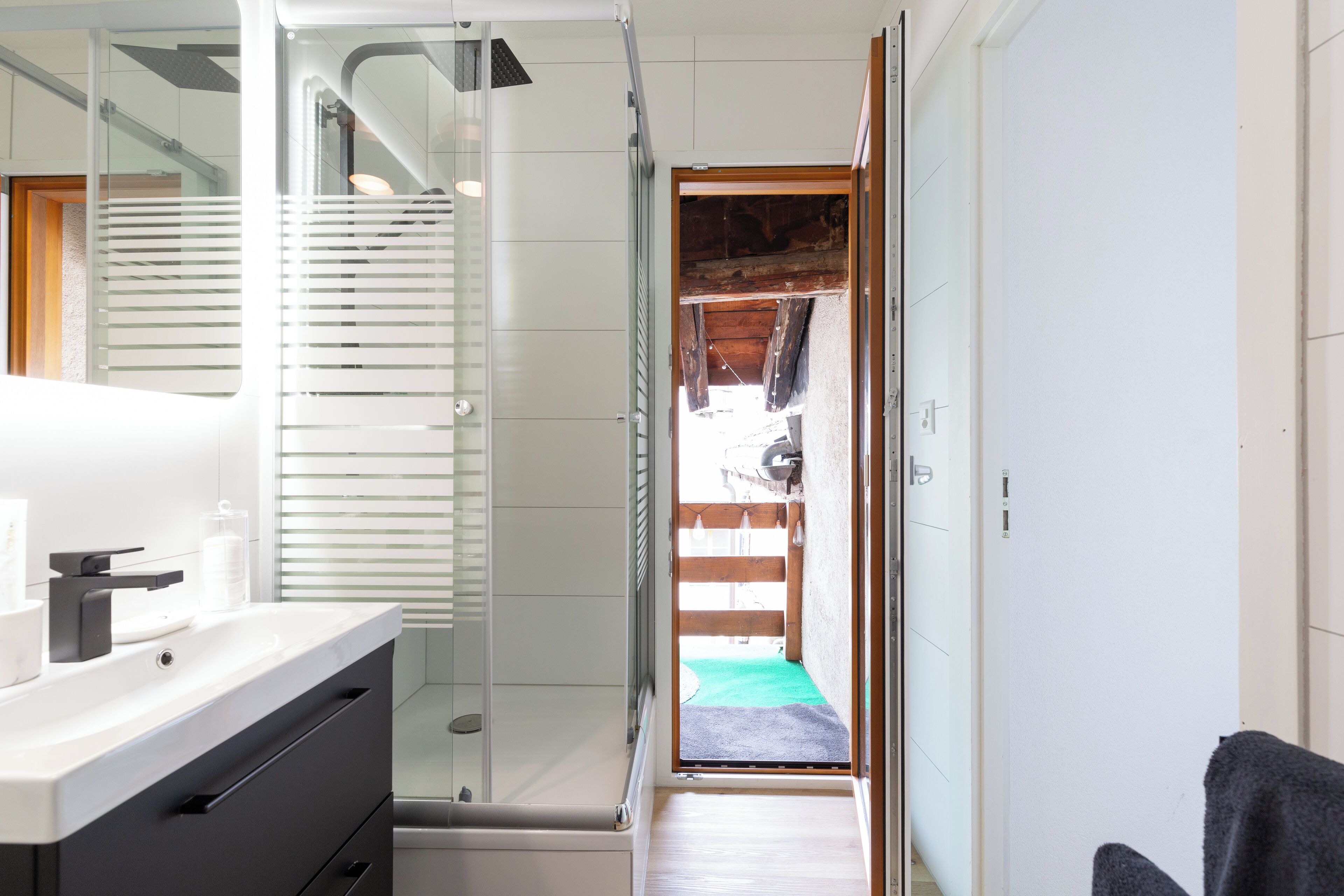 Ducha, secador de pelo, toallas y jabón