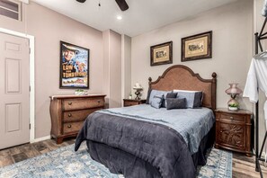 2 عدّة غرف نوم ومكواة/لوح كي وسرير سفر وواي فاي