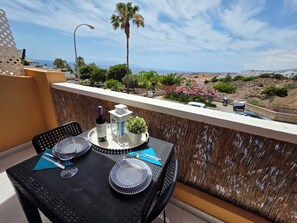 Outdoor dining - Apartment Ocean View with breathtaking sea view, family friendly, terrace, wifi (Costa Adeje)