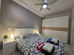 1 slaapkamer, een strijkplank/strijkijzer, reisbedje, gratis wifi