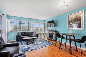 TV, fireplace - Beautiful Shore Drive Condo close to the Apache Pier Arcadian Dunes 15-159 (Myrtle Beach)