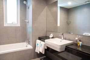 Une salle de bain moderne avec une baignoire, un lavabo et une douche.