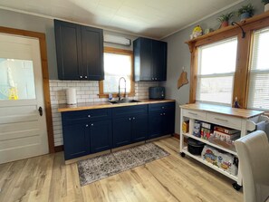 Een koelkast, een microgolfoven, een oven, een kookplaat