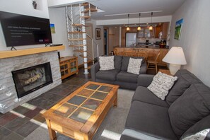 Smart-TV, Kamin, Bücher