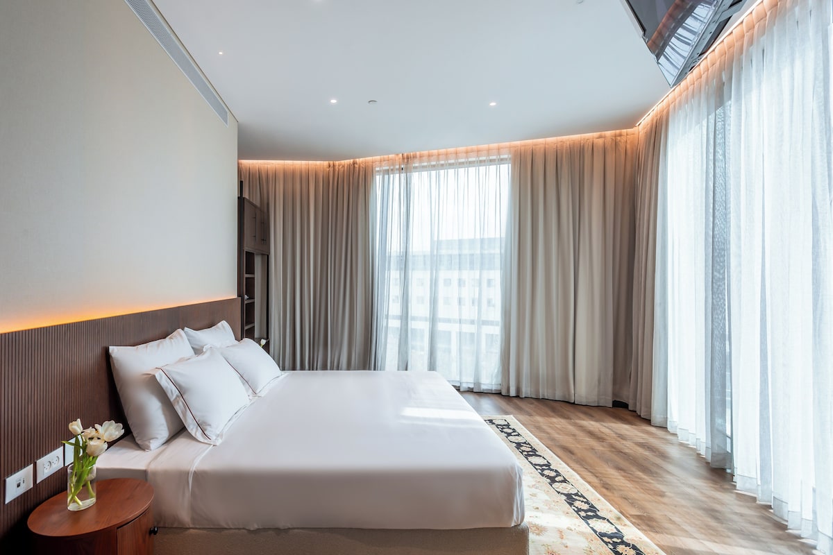 Deluxe Suite, City View | 1 bedroom, in-room safe, free WiFi
