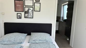 2 Schlafzimmer, Schreibtisch, Bügeleisen/Bügelbrett, Reisekinderbett