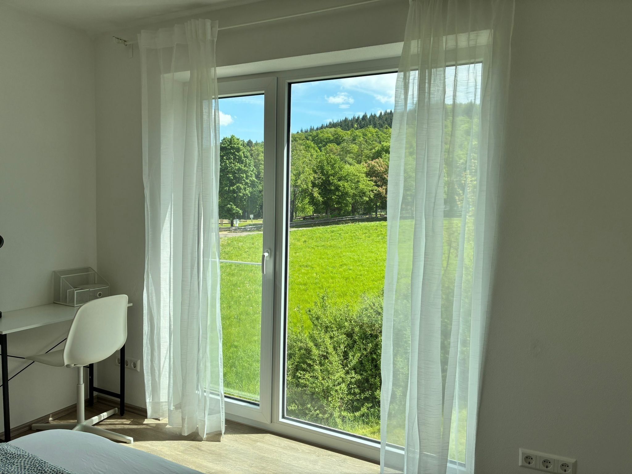 2 Schlafzimmer, Schreibtisch, Bügeleisen/Bügelbrett, Reisekinderbett