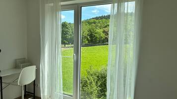 2 Schlafzimmer, Schreibtisch, Bügeleisen/Bügelbrett, Reisekinderbett