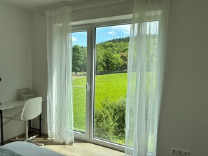 2 Schlafzimmer, Schreibtisch, Bügeleisen/Bügelbrett, Reisekinderbett