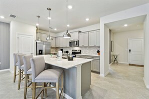 Kylskåp, mikrovågsugn, ugn och spishäll