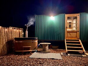 Deluxe Cabin, Lake View | 1 bedroom - Shepherd's Hut Rutland Water (Manton)