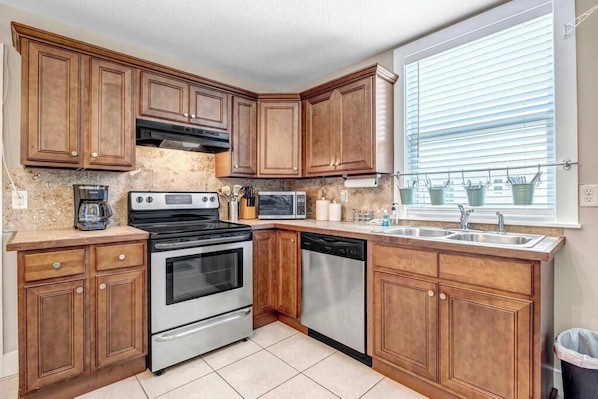 Fridge, microwave, oven, stovetop