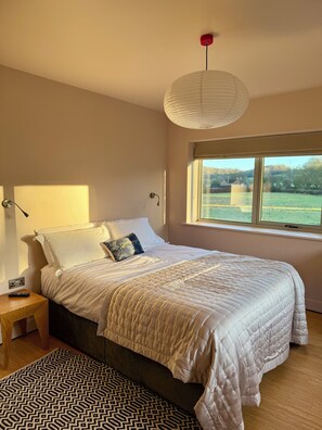 4 chambres, bureau, fer et planche à repasser, lit parapluie