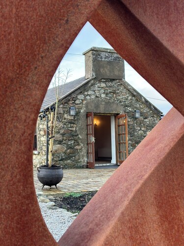 Unique Cobblestone cottage with WiFi on charming Arranmore Island