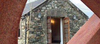 Unique Cobblestone cottage with WiFi on charming Arranmore Island