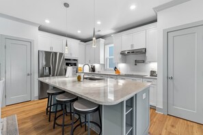 Een koelkast, een magnetron, een vaatwasser