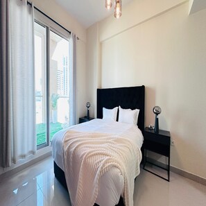 1 habitación y tabla de planchar con plancha