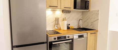 Refrigerador, microondas, horno y parrilla de estufa