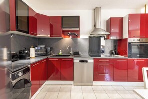 冷蔵庫、電子レンジ、オーブン、コンロ