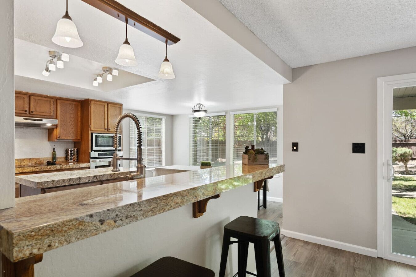 Jääkaappi, mikroaaltouuni, uuni, liesi