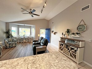 Smart-tv, eldstad och kontor