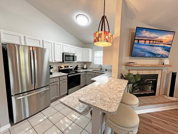 Kühlschrank, Mikrowelle, Herdplatte, Geschirrspüler